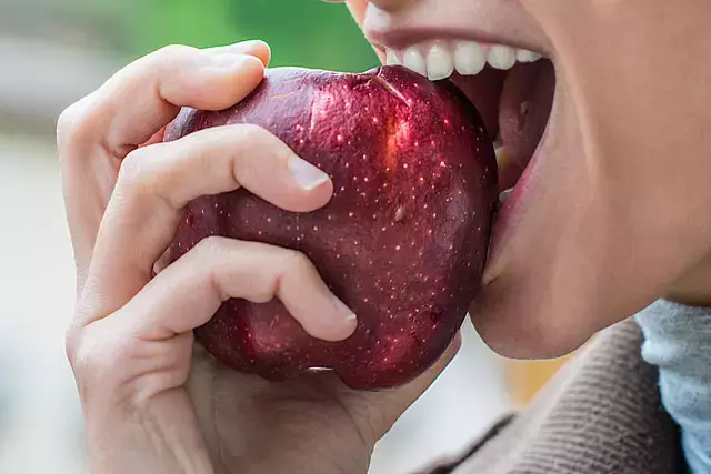 Lamine Dişlerle Isırma Alışkanlıkları: Elma Isırırken Korkmalı mısınız?
