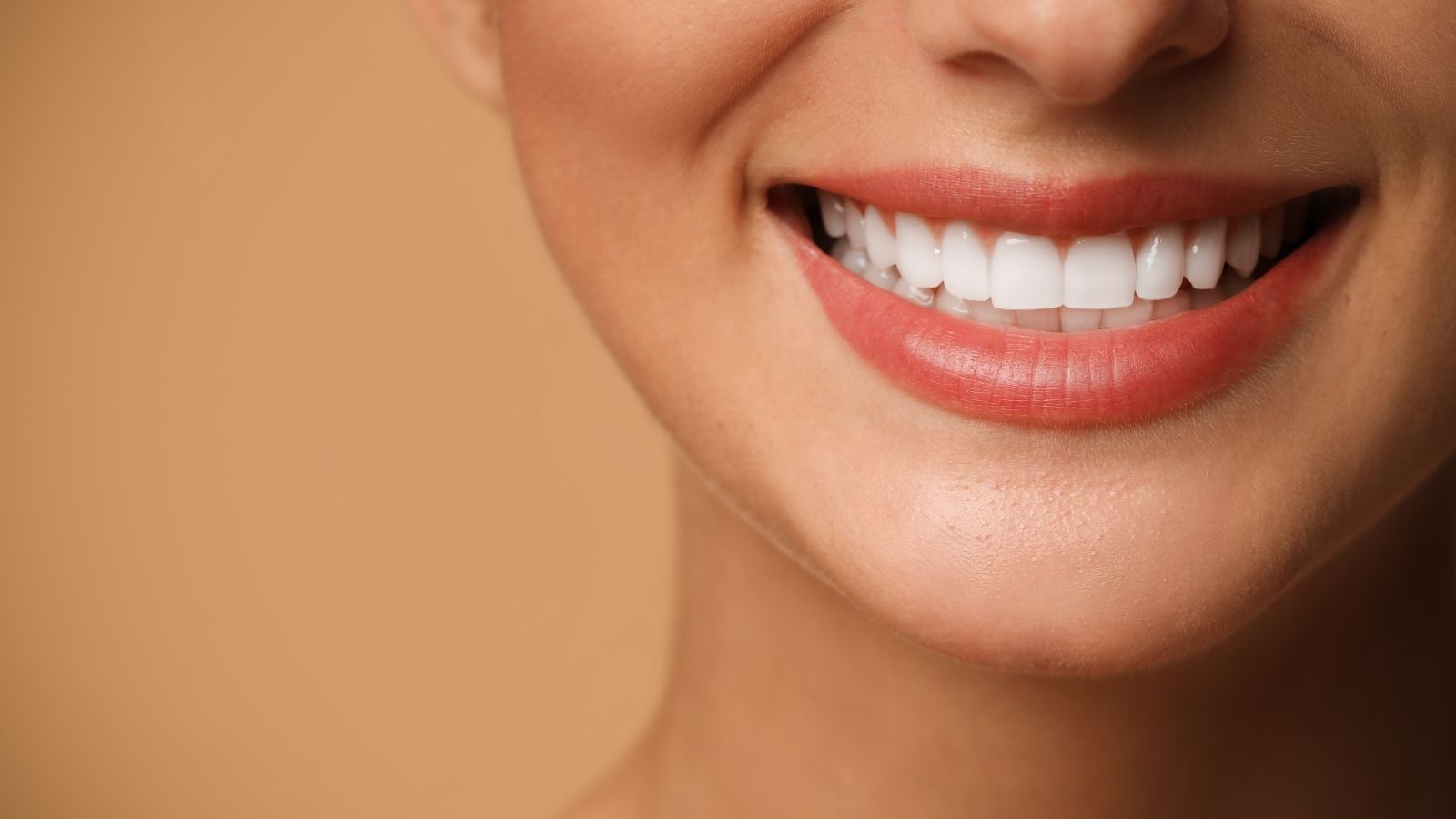 Hollywood Smile Sırrı: Yaprak Porselenler ile Kusursuz ve Doğal Beyazlık